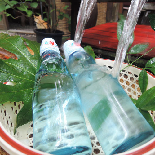 *＜高千穂峡遊歩道：ゆっくり歩いて30分＞売店で売られているラムネ。散策のお供に。