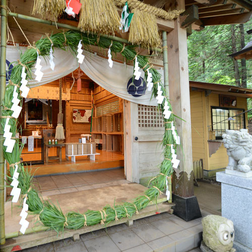 ＜荒立神社＞（当館より車で8分）厳格な雰囲気が漂っています。