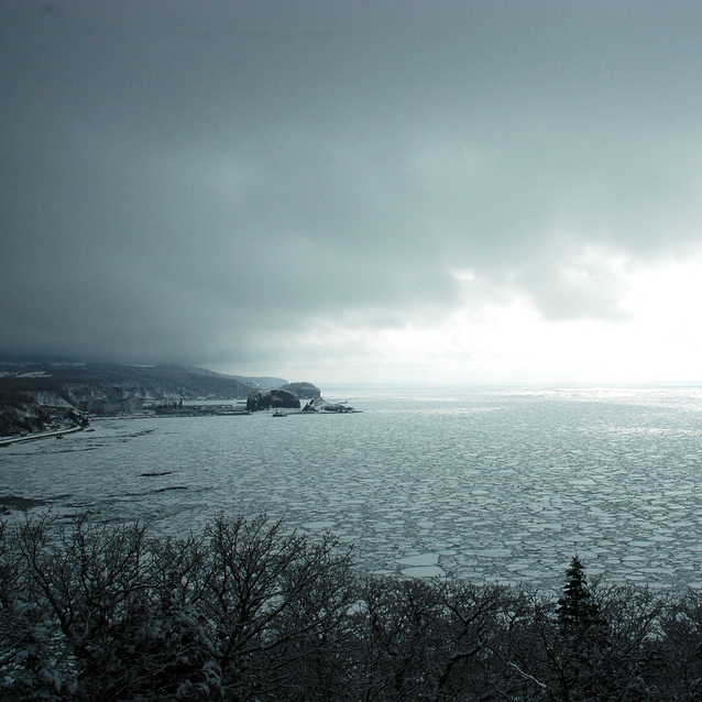 周辺景観知床八景でもあるプユニ岬（当館から車で4分2.5km ）から見た流氷