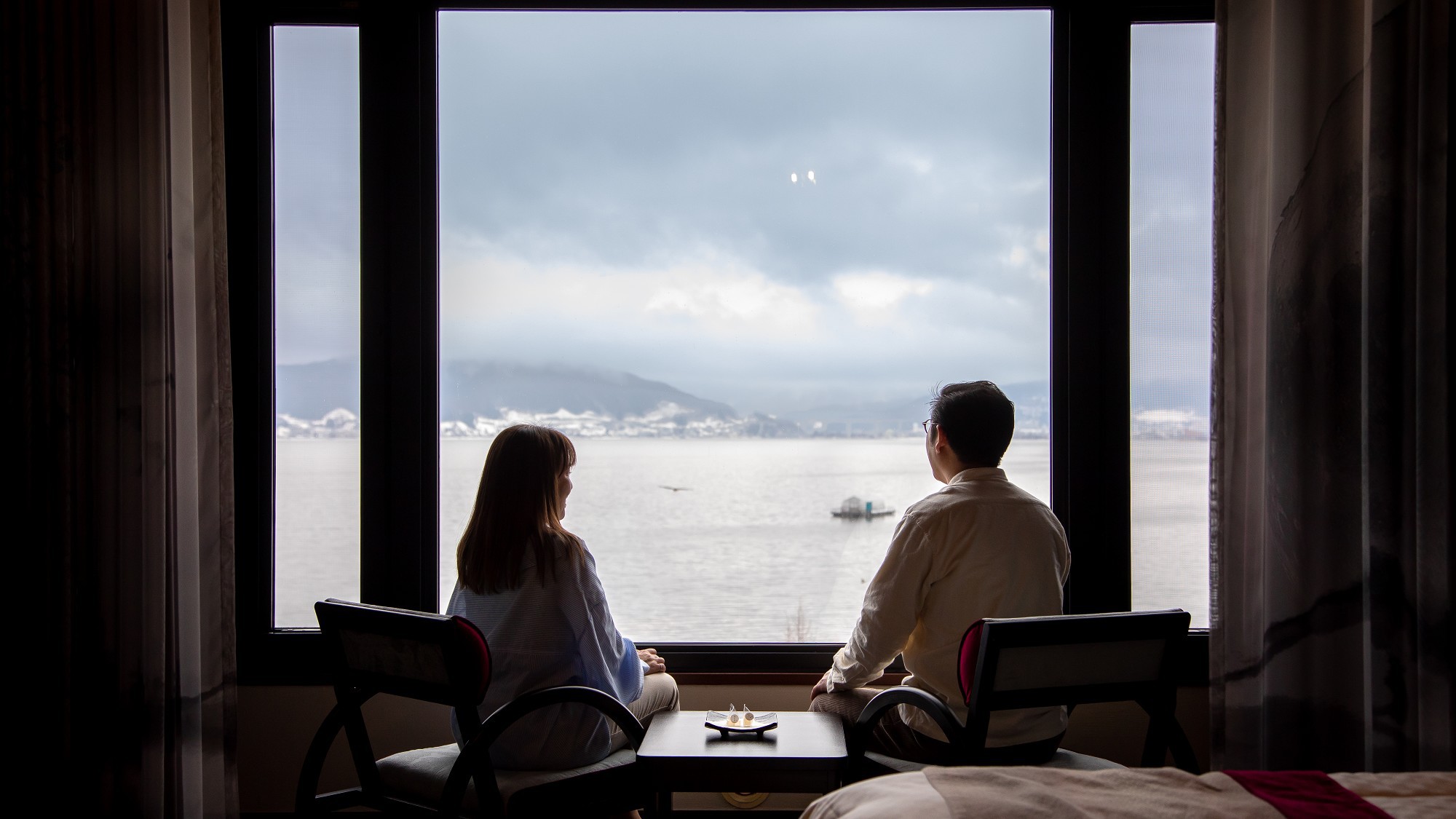 諏訪湖を眺めながらゆっくりと過ごす客室