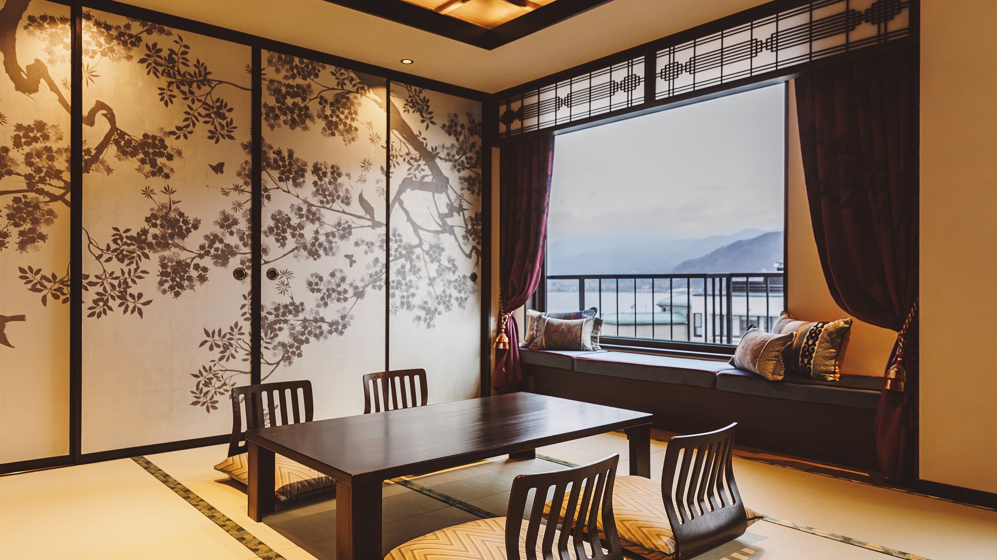 【山神和洋室】窓の左手には部分的に美しい諏訪湖と山並みが臨めます