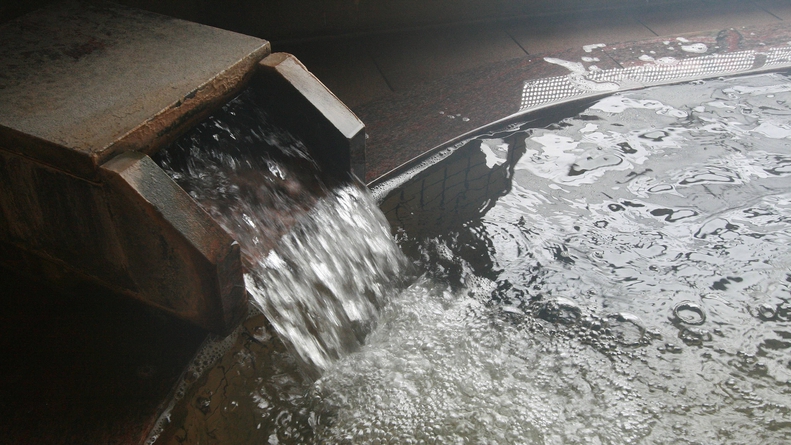 【湯口】当館は保健所の規定を遵守し、浴場の清掃と消毒を行っております