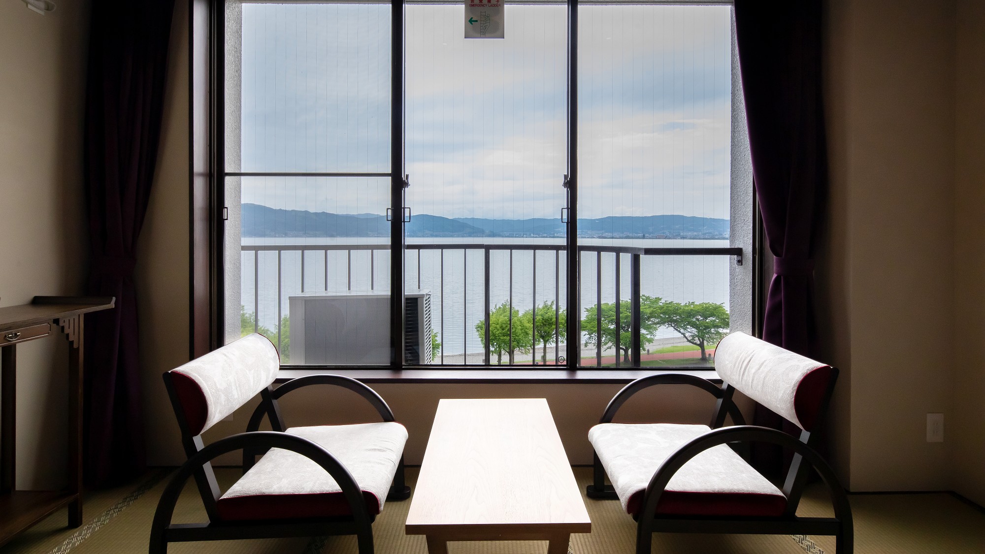 【光神10畳和室ベッド】窓の外に広がる諏訪湖を眺めるゆっくりとした癒しの時間。