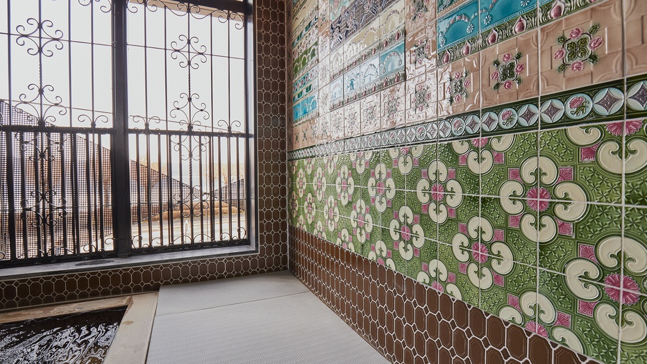 【女性大浴場】アンティークタイルのプラナカン・エアーバス