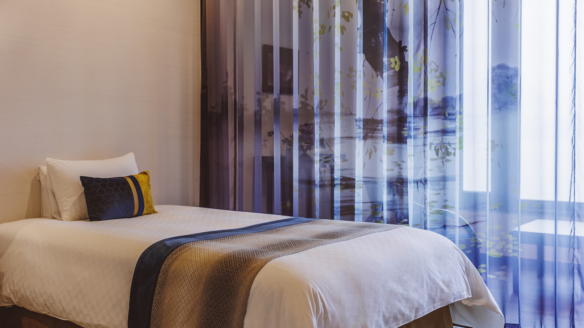 【光神10畳和室ベッド】オリジナルレースカーテンを隔て、背景に諏訪湖の景色を望めます