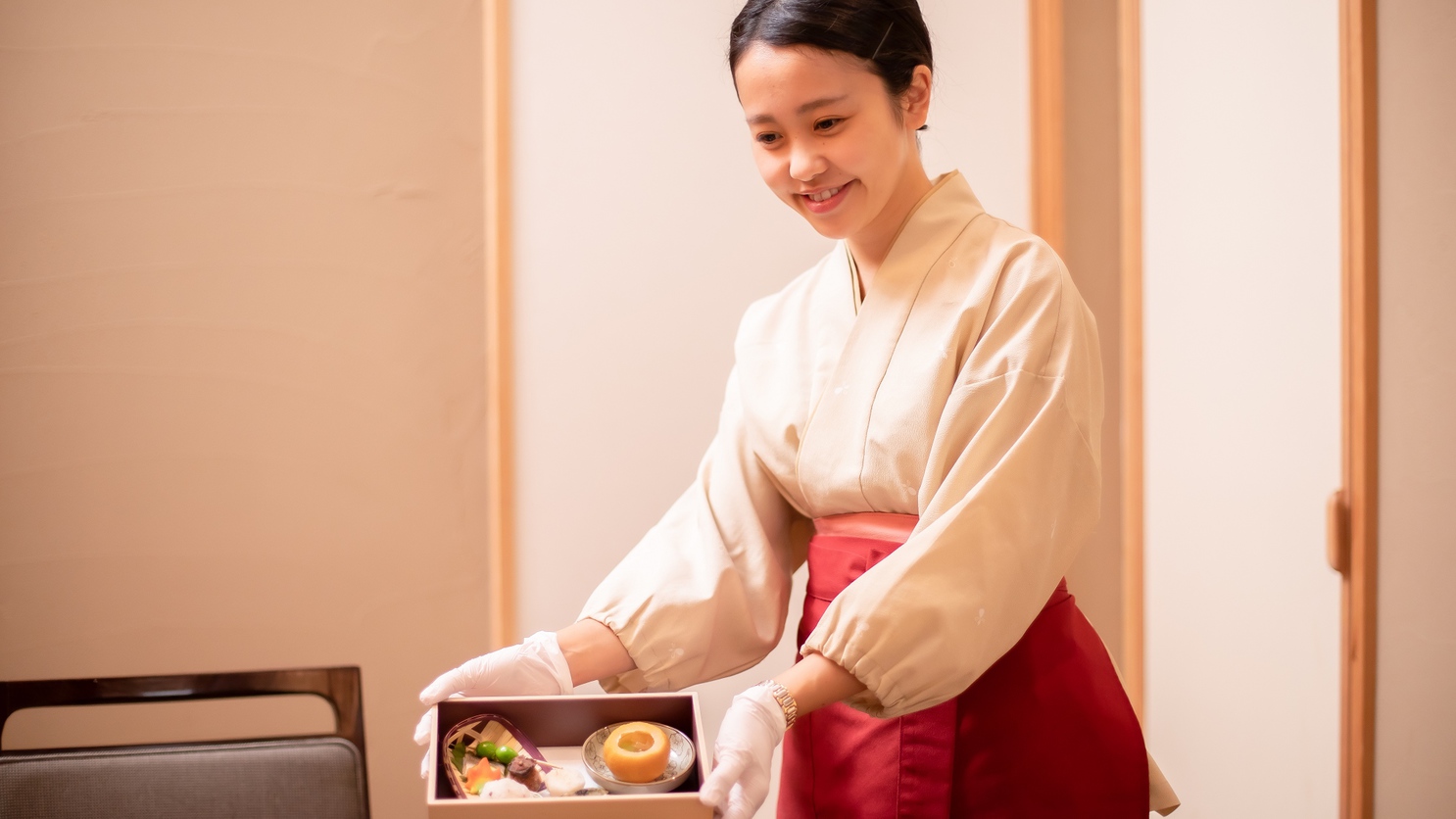 一品一品丁寧にお持ちします。お食事は【個室料亭にて】