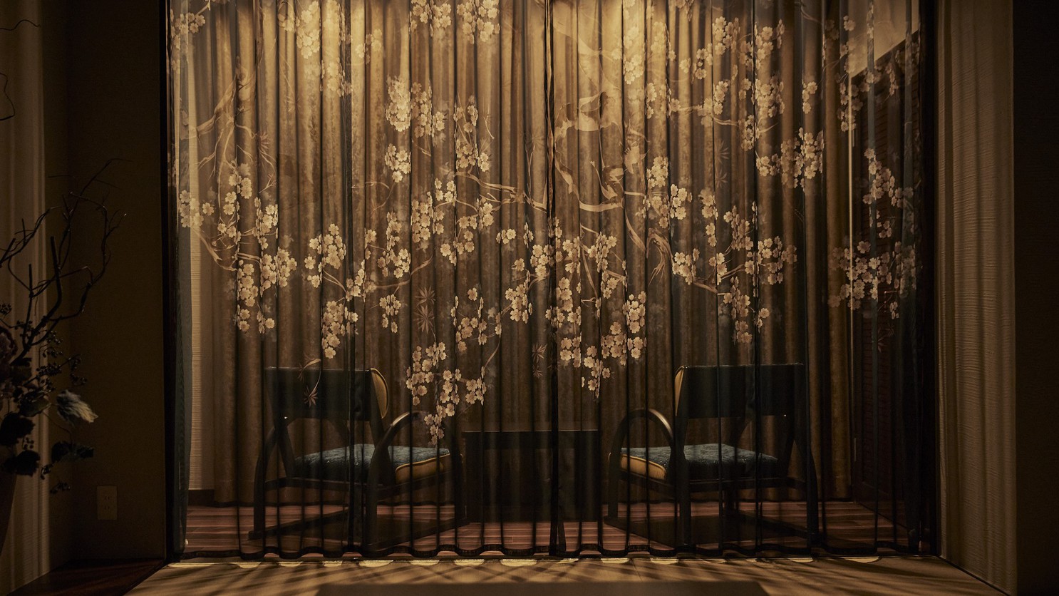 【客室】水墨画が描かれたオリジナルレースカーテン