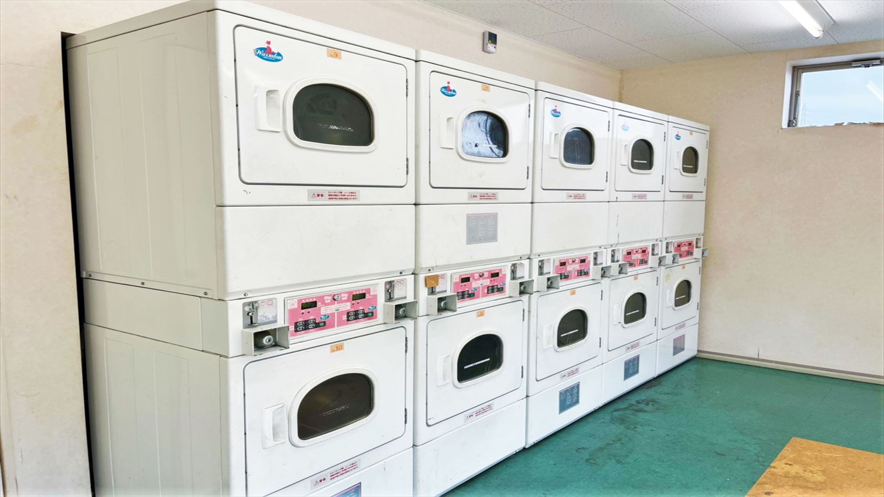 コインランドリー店内