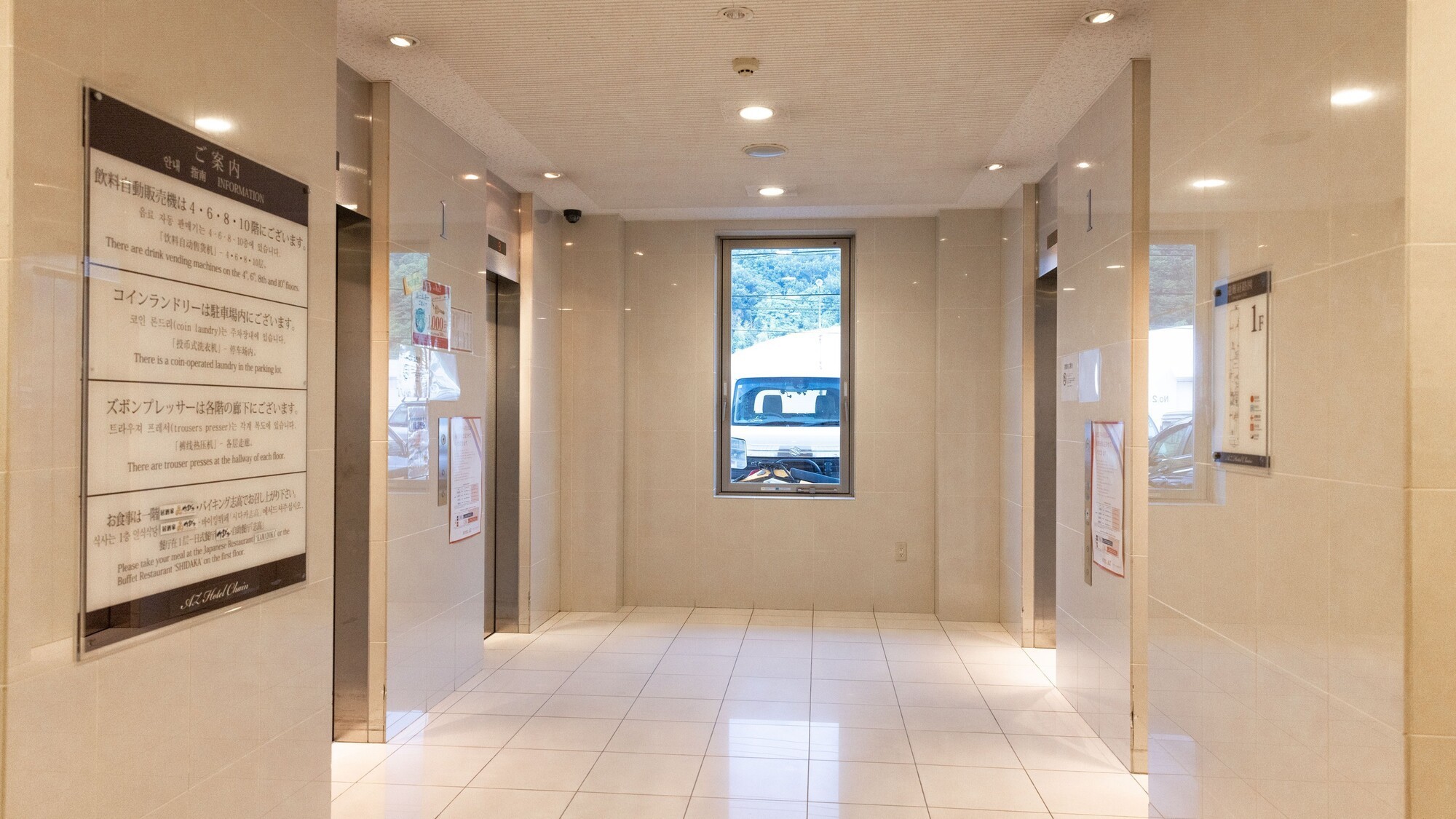 エレベーターホール1階