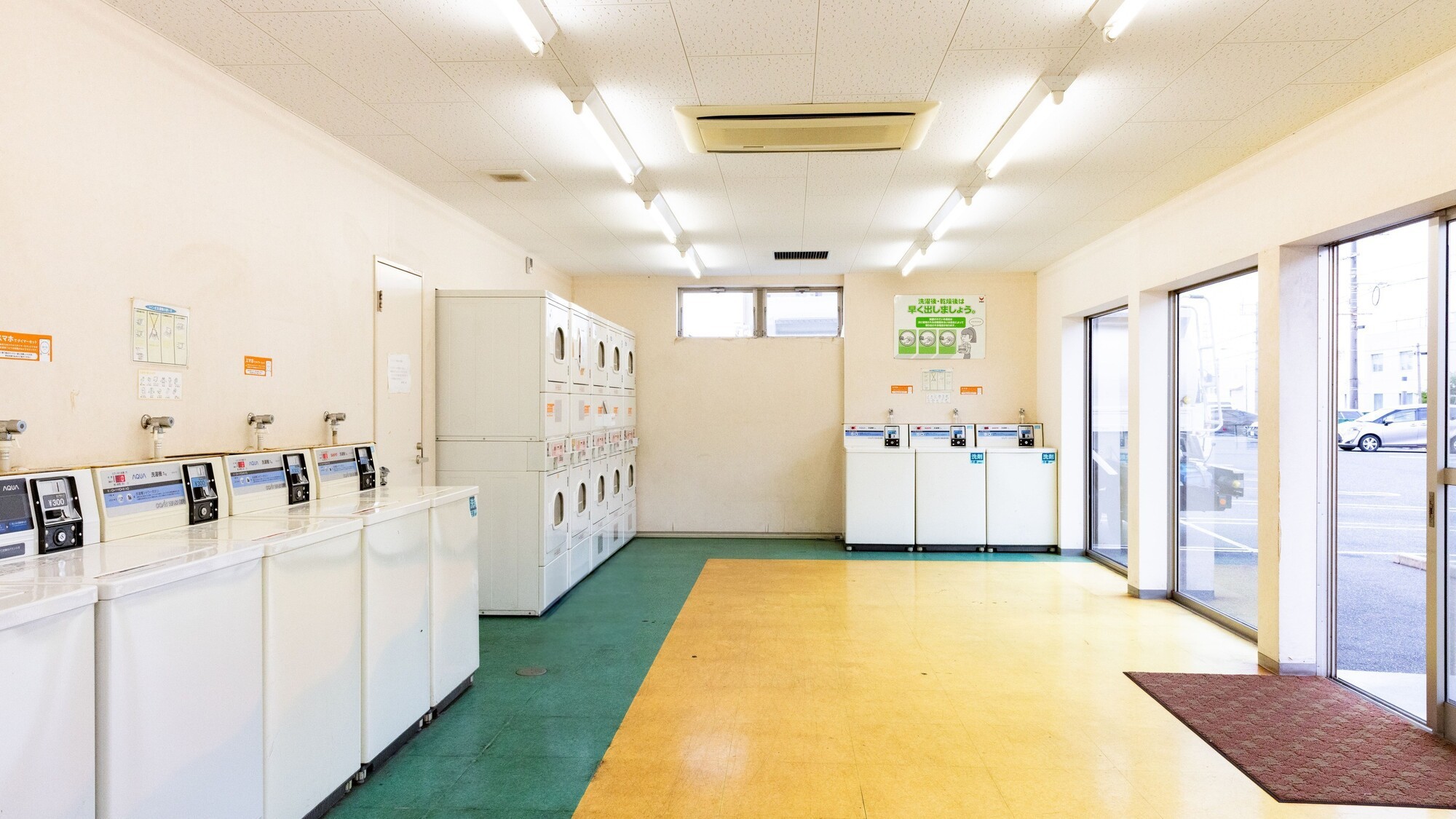 コインランドリー店内