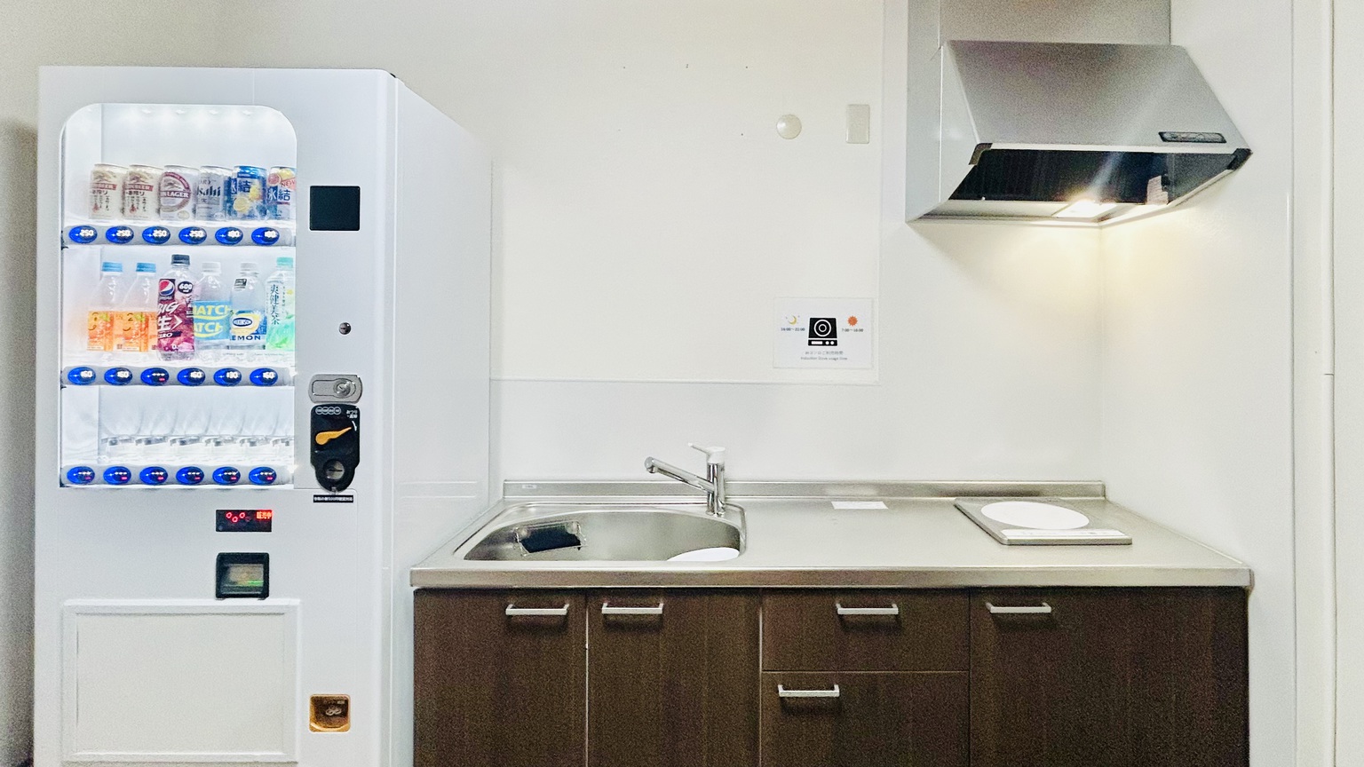 【1階（共用スペース）】自販機・キッチン