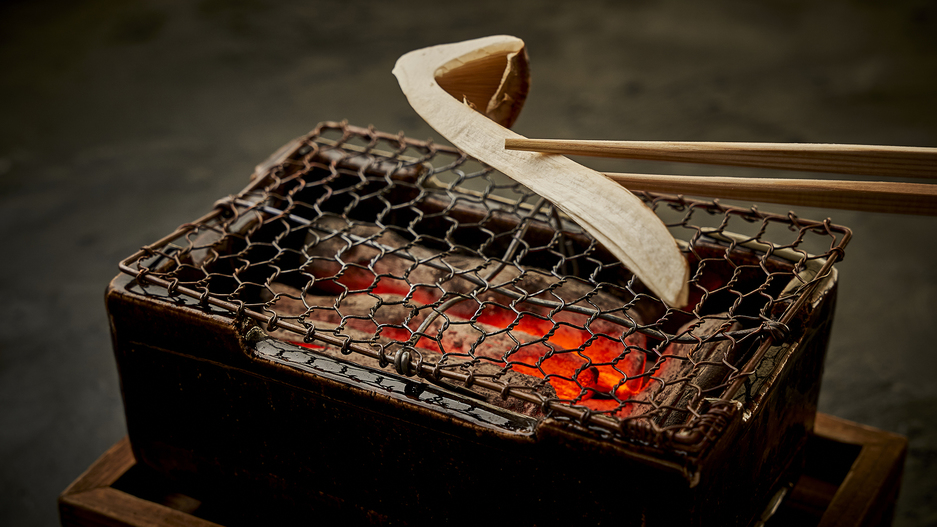 【秋の逸品-焼き松茸】炭火で焼き上げ、その瞬間から「香り」を味わう——。秋季のみ出逢える珠玉の逸品。