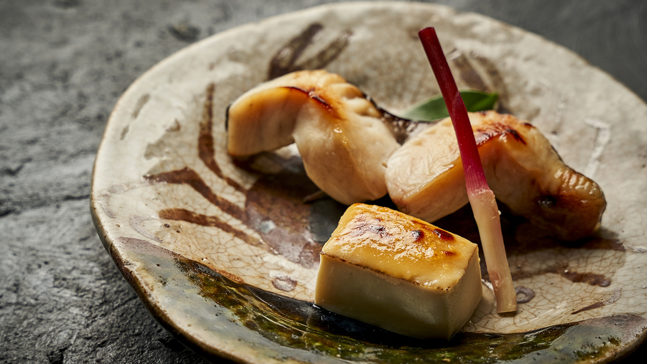 【焼物一例】ふっくら「鰆味噌柚庵焼」と、季節を感じる「粟麩田楽」白味噌の甘味と柚子の香りも添えて。
