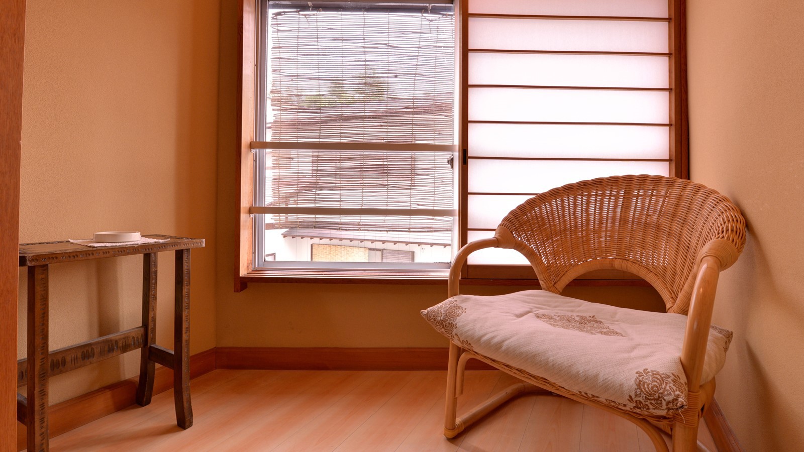 *客室一例/窓辺の椅子に腰かけて、草津にそよぐ心地よい風を感じて