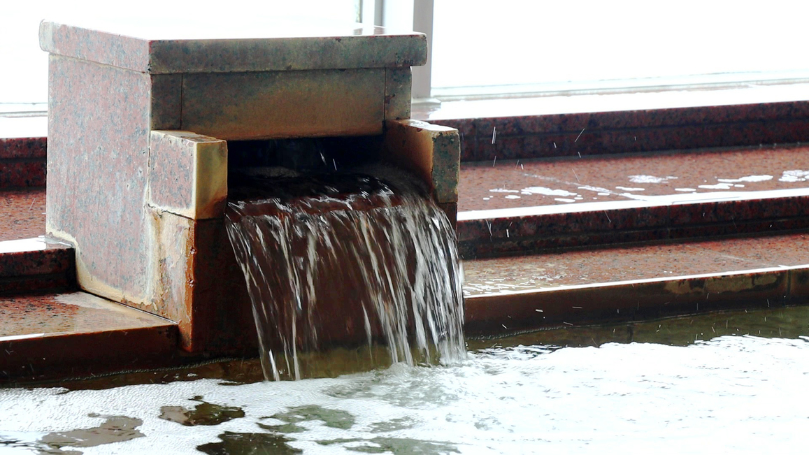 【温泉】すぐそばでこんこんと湧く柿崎上下浜温泉は茶色いモール泉。日によってにごり具合がかわります。