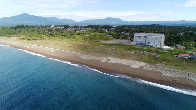 【外観】空撮。真横の砂浜は海水浴や釣り人で賑わいます。