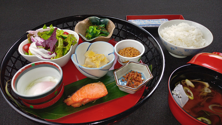 【食事／朝食】日本海の幸と新鮮野菜、柿崎産コシヒカリの和朝食です。