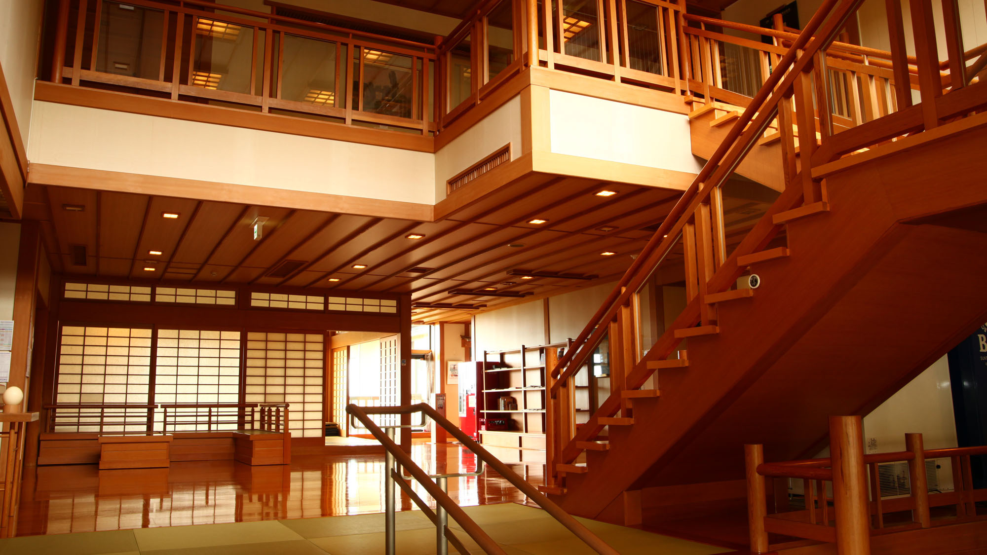【館内】日本の心を感じる、壮大な建築美。