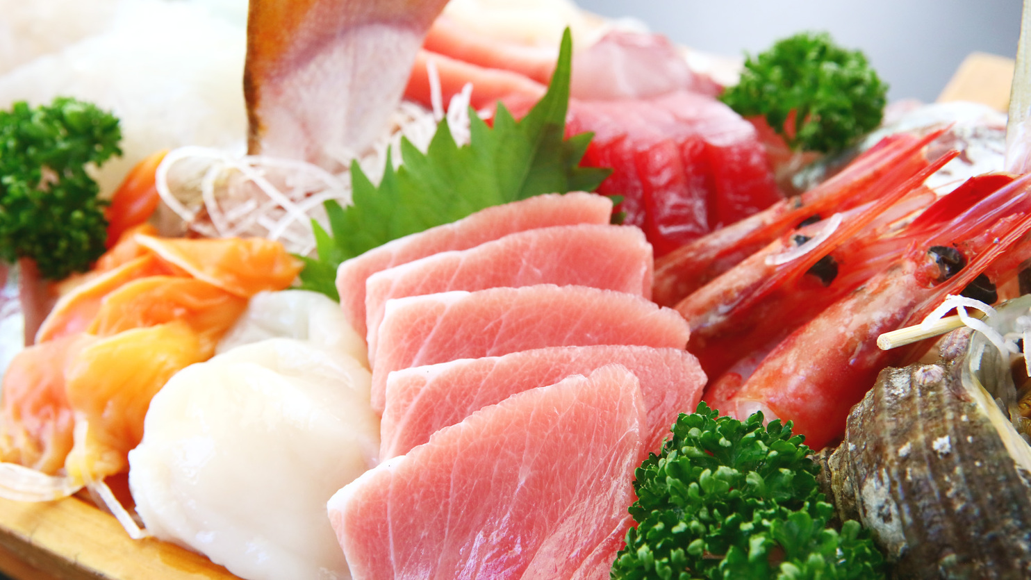 和夕食コースの4名以上の舟盛2名様は皿盛。真鶴の港で揚げられた魚介は美味い！！