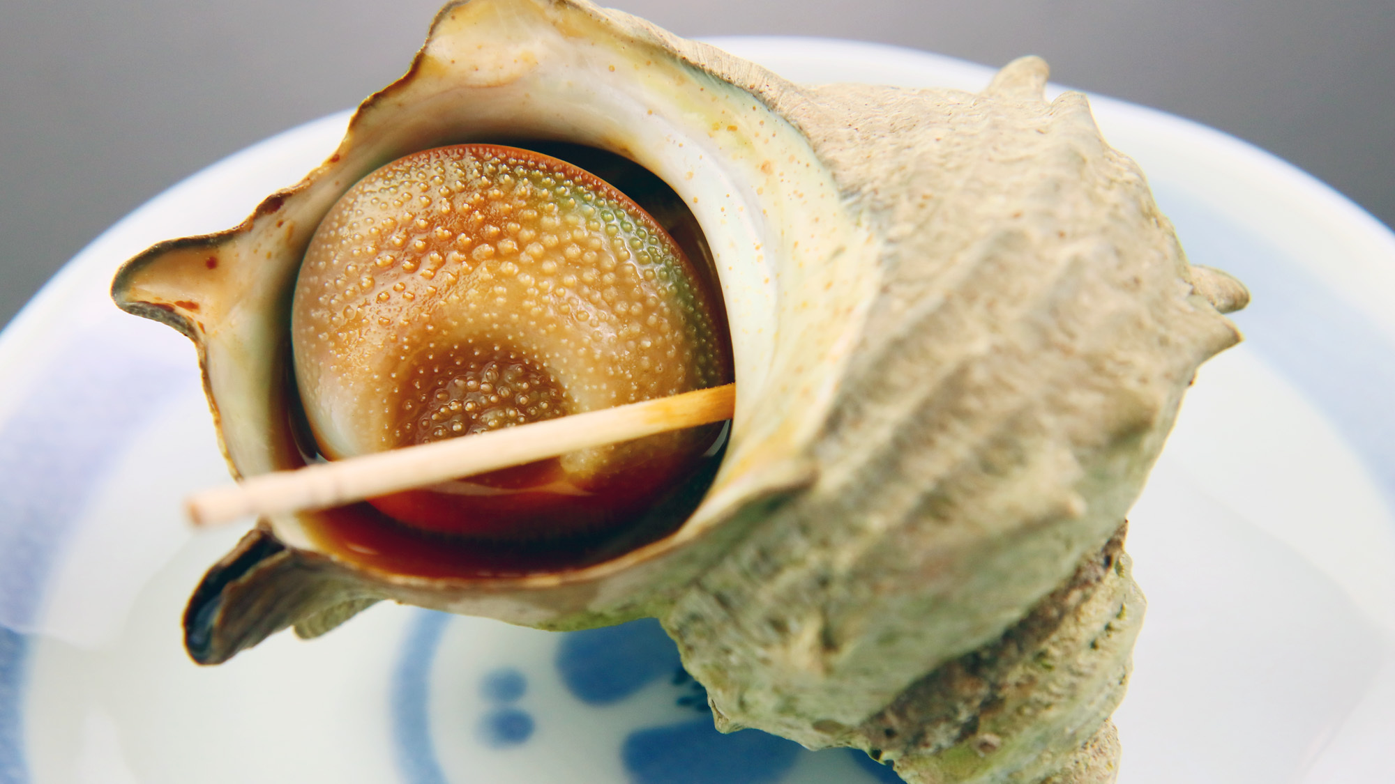 和夕食コースのサザエのつぼ焼き素材の味を堪能ください。