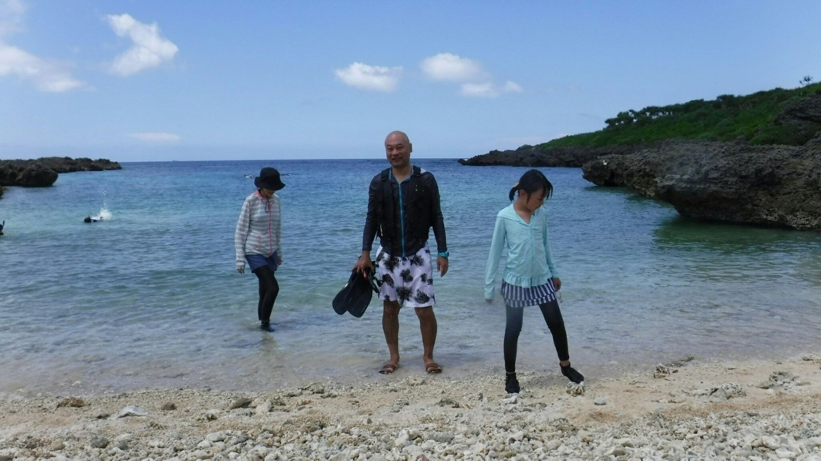 青の海と白い浜で思い出に残る、かけがえのない家族の時間を