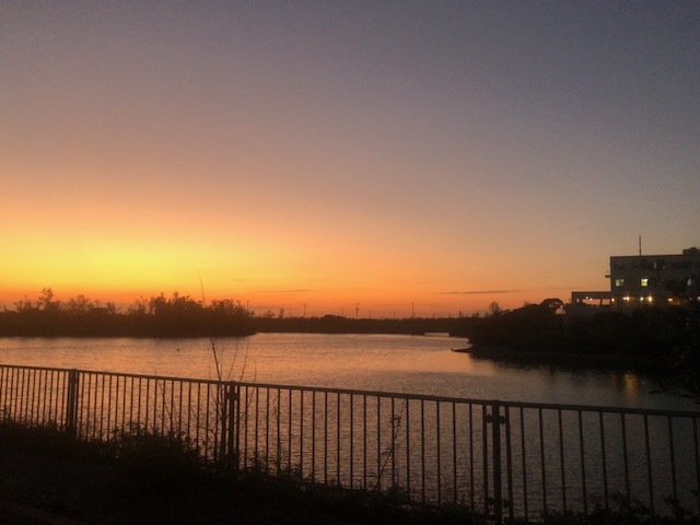 入江と夕日