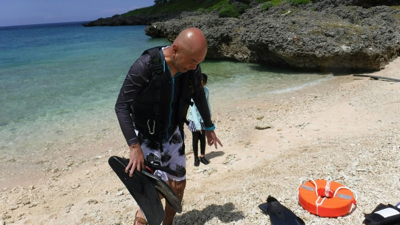 *【周辺】当館から徒歩5分自然に囲まれた青い海で家族だけの時間を
