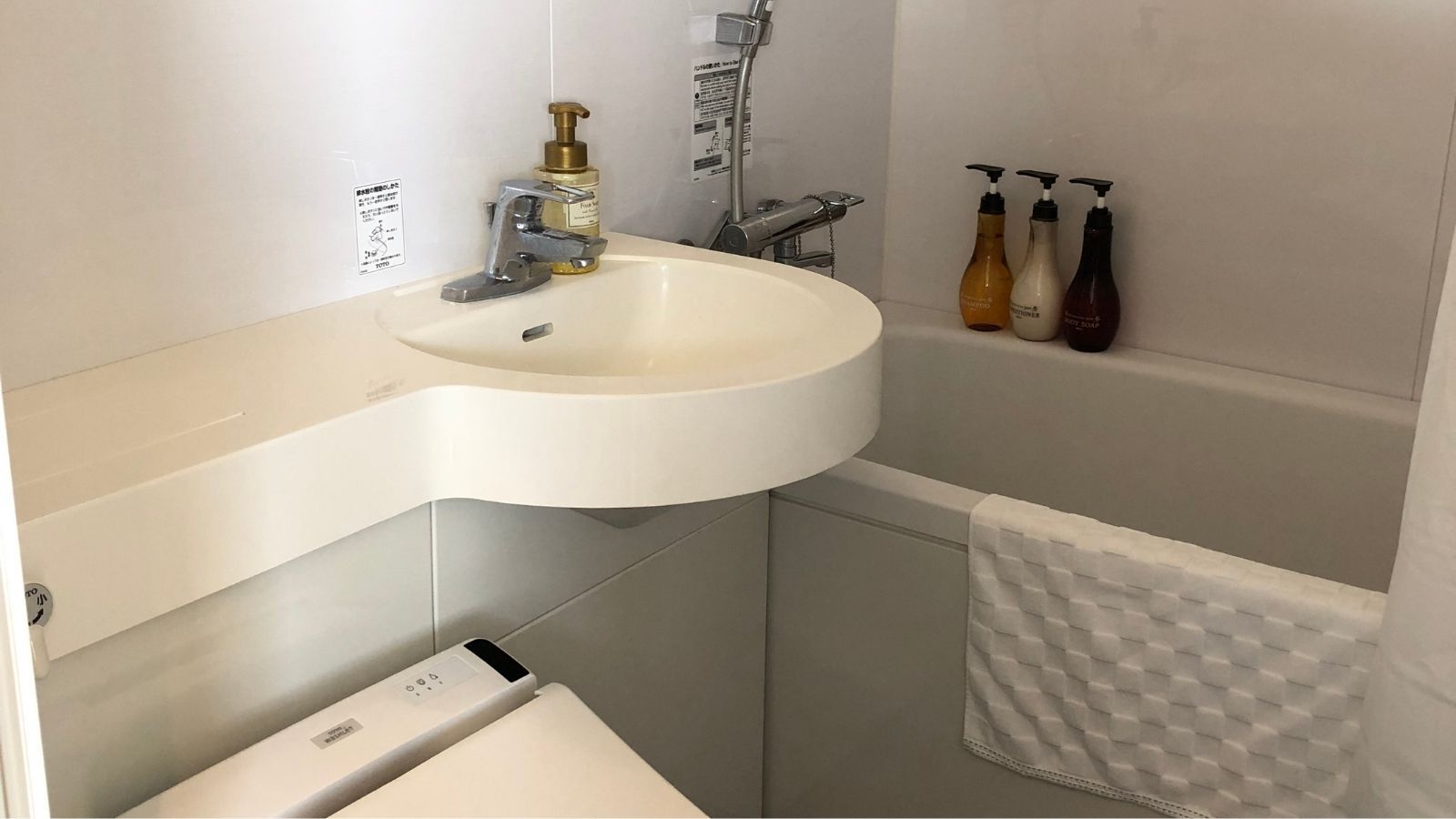 客室内のユニットバス