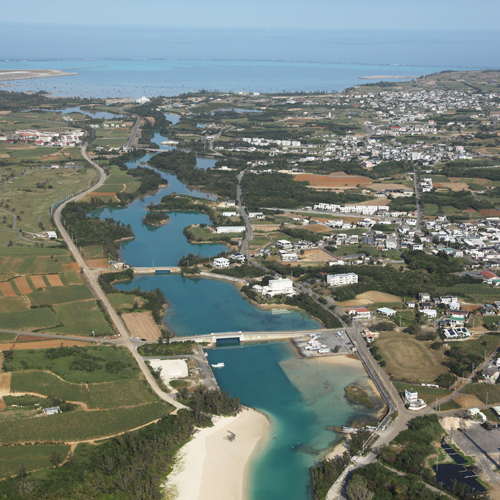 *【周辺】琉球石灰岩で綴られる海岸線の美しさ。高い透明度を誇る海の青さは伊良部島ならでは！