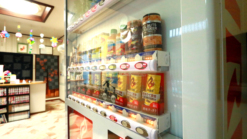 【入口】当館入口に自動販売機を設置しております。