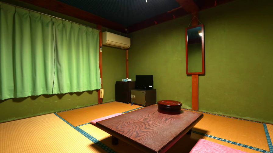 【6畳和室】お部屋には金庫・冷蔵庫（空）・テレビ・エアコンを完備しております。