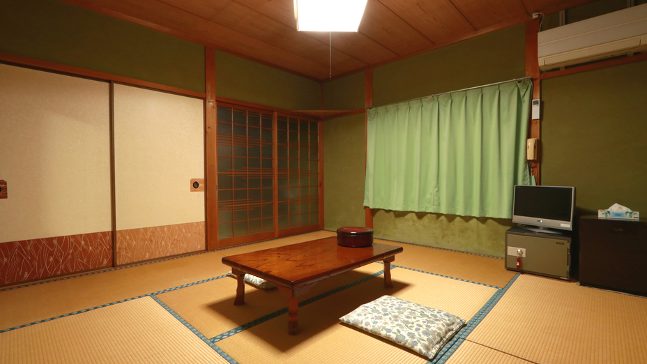 【8畳和室】お客様のプライベート重視の為、お布団敷きは事前敷き又はセルフサービスとなります。