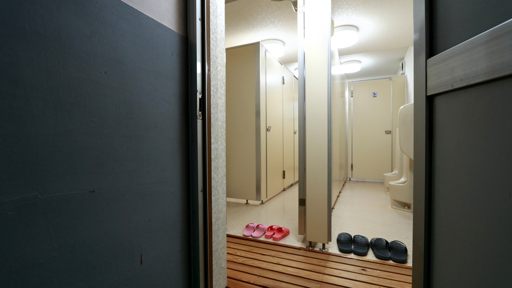 【２階共用お手洗い】洋式トイレにはをシュレットを完備しております。