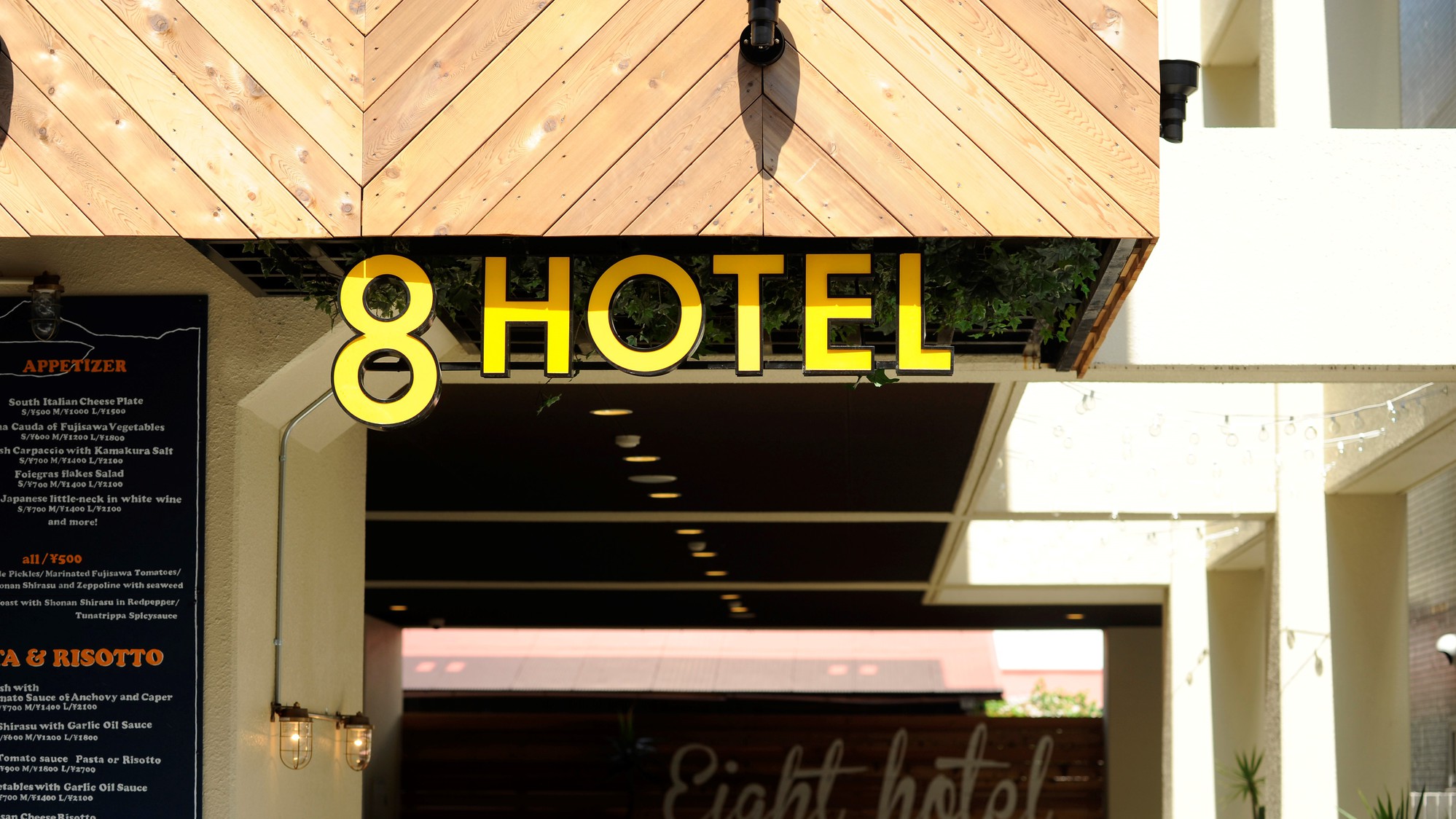 8HOTEL外観