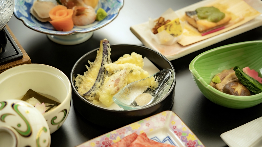 *華コース一例/鮪の叩きや和牛の朴葉味噌焼きや、揚げ煮・真丈などをご用意。デザートもございます。