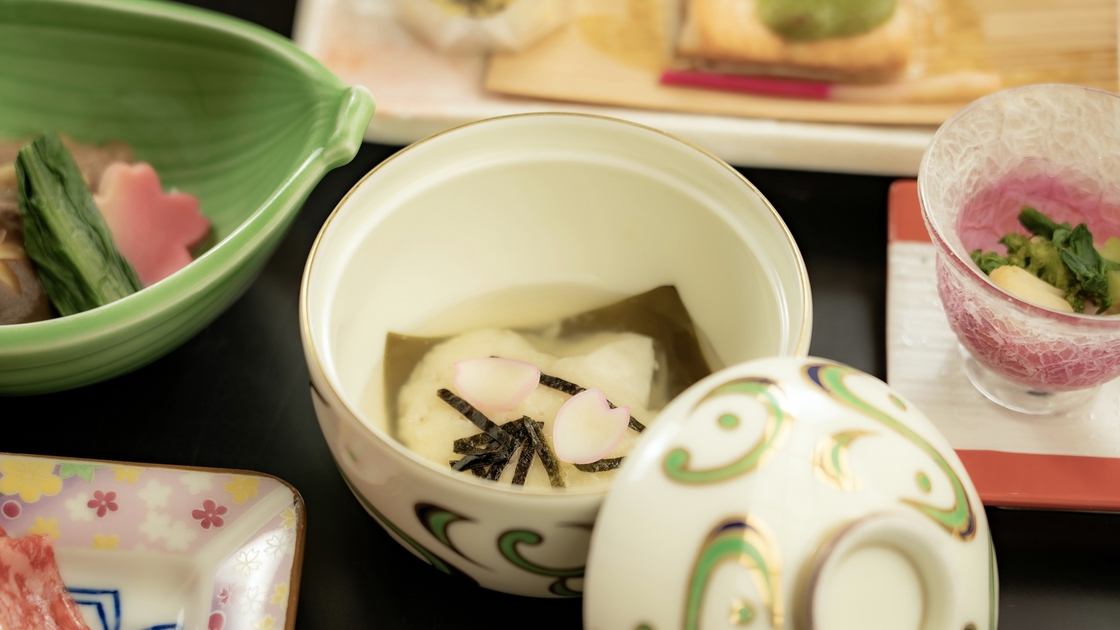 *華コース一例/鮪の叩きや和牛の朴葉味噌焼きや、揚げ煮・真丈などをご用意。デザートもございます。