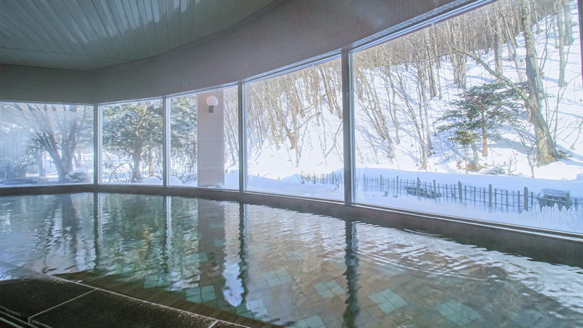 *【大浴場冬】温かい内湯から雪景色をお楽しみいただけます