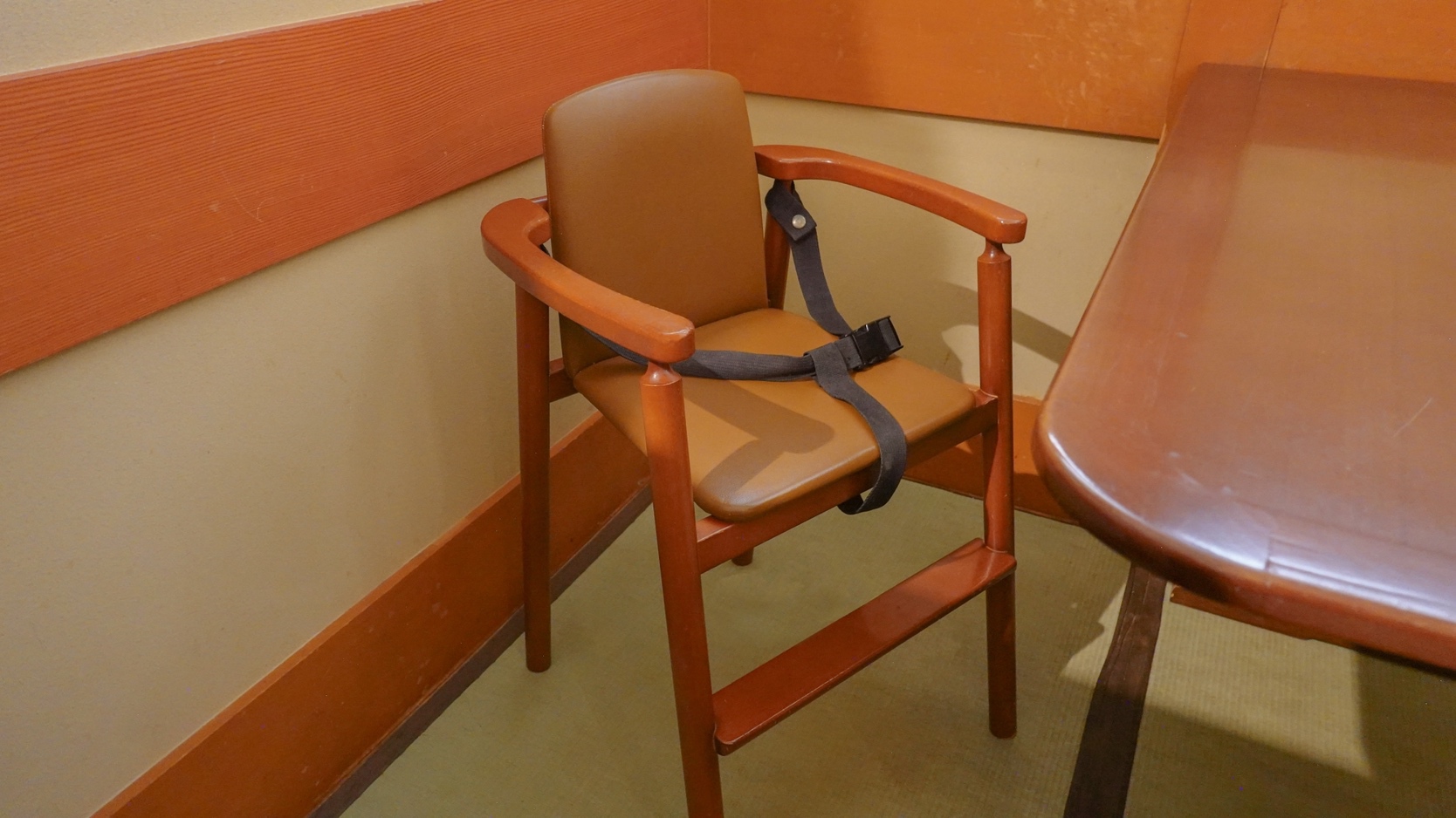 【食事会場】お子様用の椅子もご用意ございます！