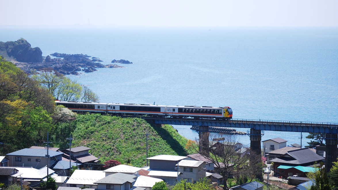 *周辺一例/観光列車「リゾートしらかみ」も走る街へようこそ！ 