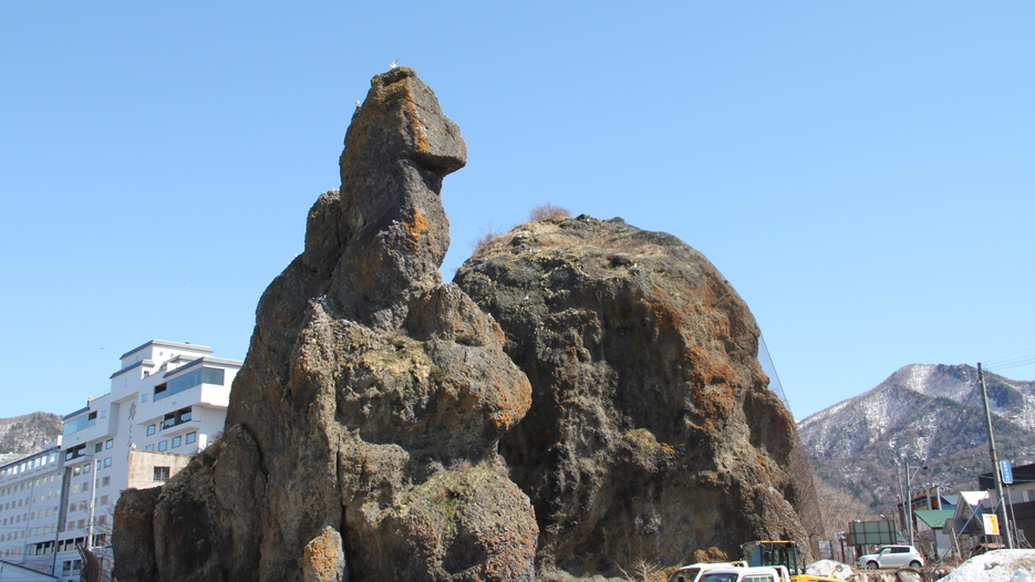 【周辺情報】ウトロ港のすぐそば、高さが15メートルのゴジラ岩は当宿より車で3分