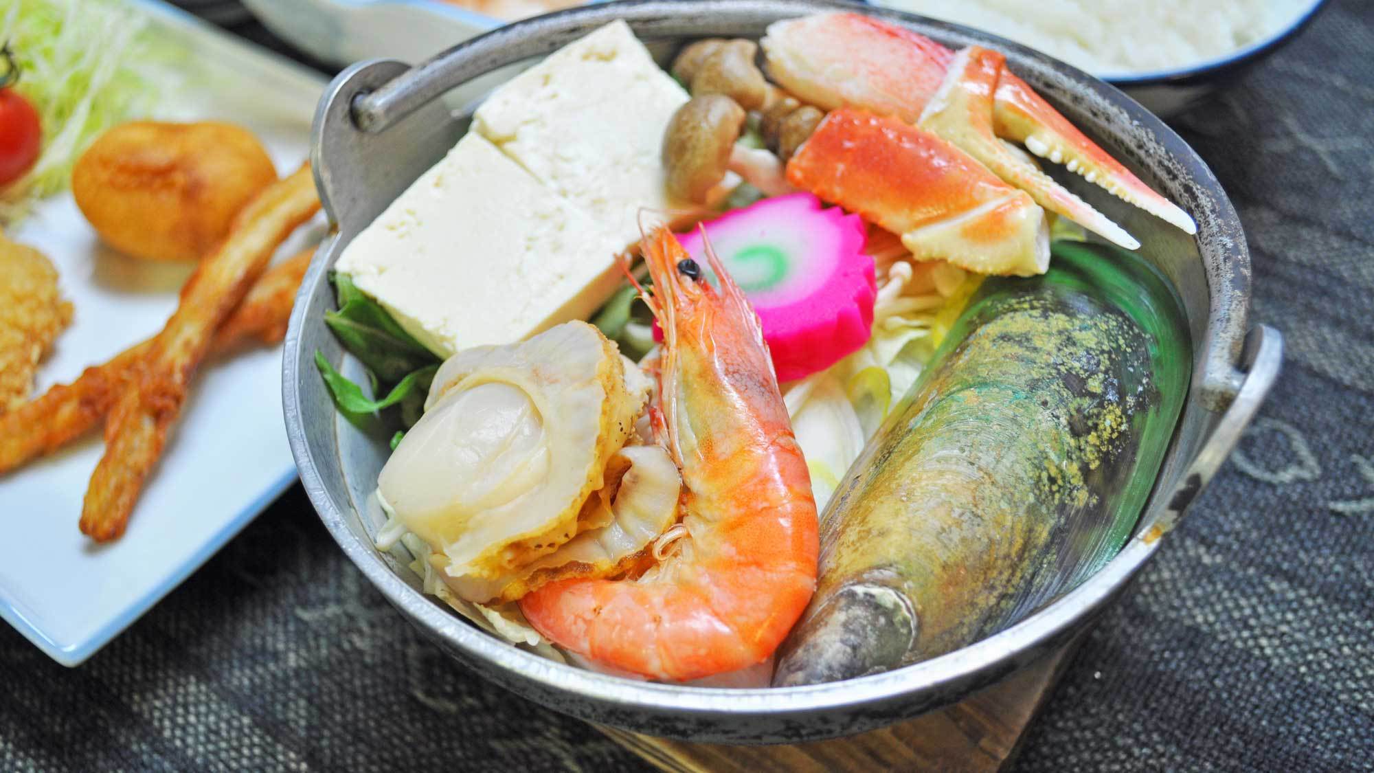 【夕食】ウトロ産魚介類をふんだんに使った名物の「ペレケ鍋」♪