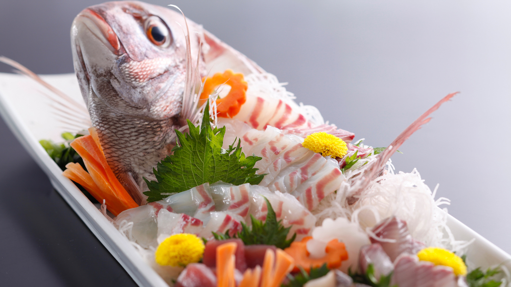 春の桜鯛や秋の紅葉鯛など淡路島を代表する味覚「真鯛」を姿造り料理イメージ