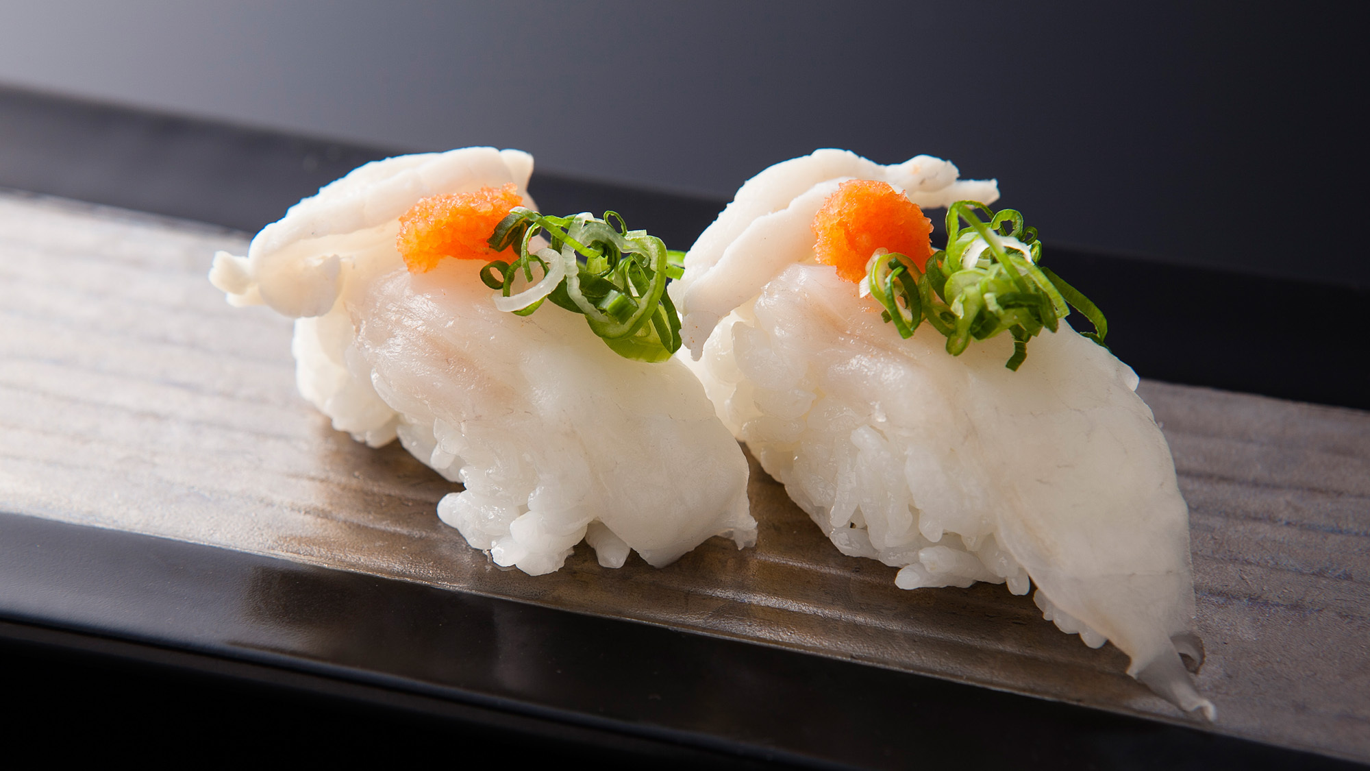 噛むほどに3年とらふぐの旨みが口いっぱいに広がる「ふぐの握り寿司」料理イメージ