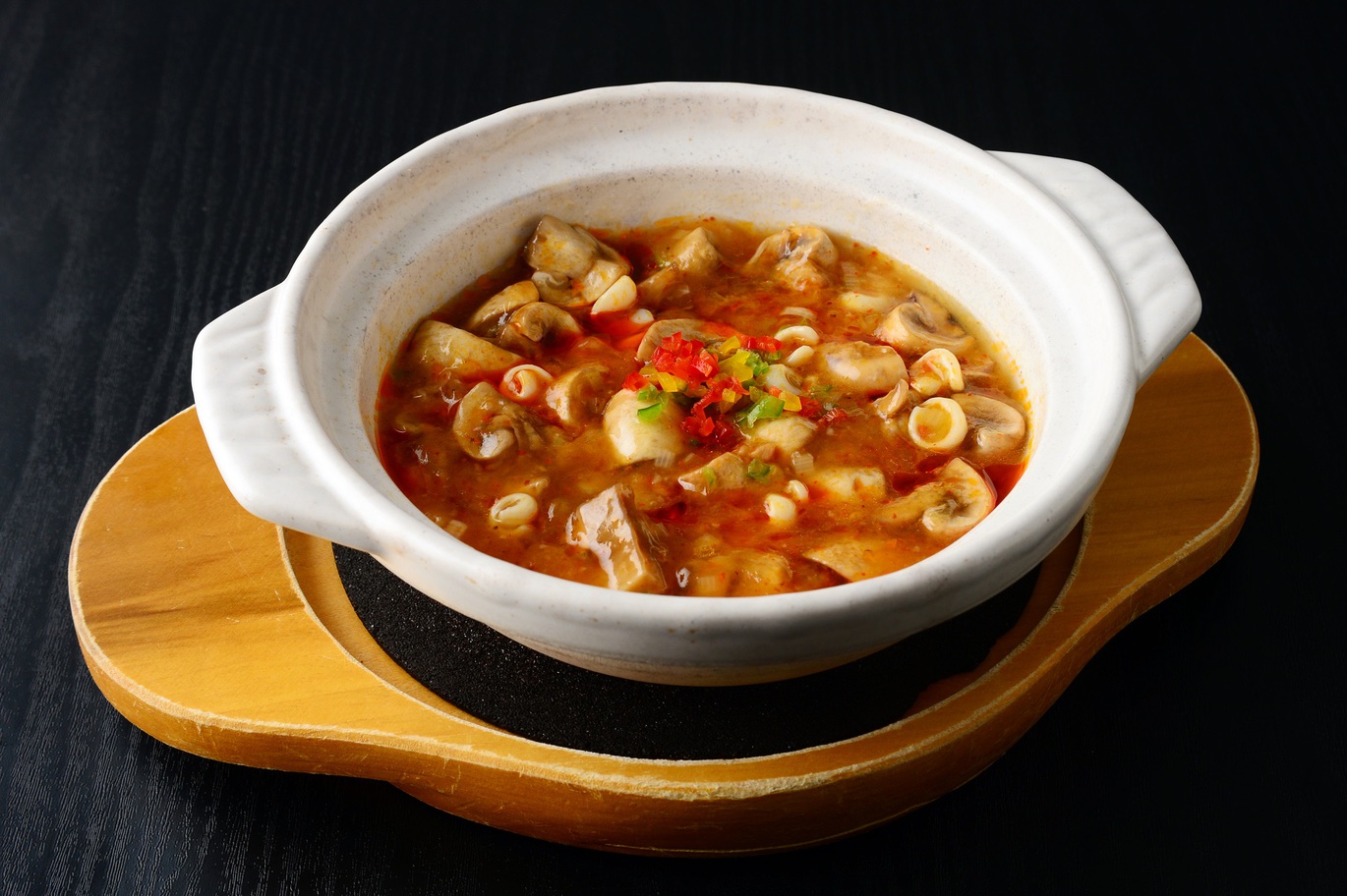 【朝食ビュッフェ】マッシュルーム激辛麻婆。山椒の効いた塩味で仕上げた新感覚の麻婆です。