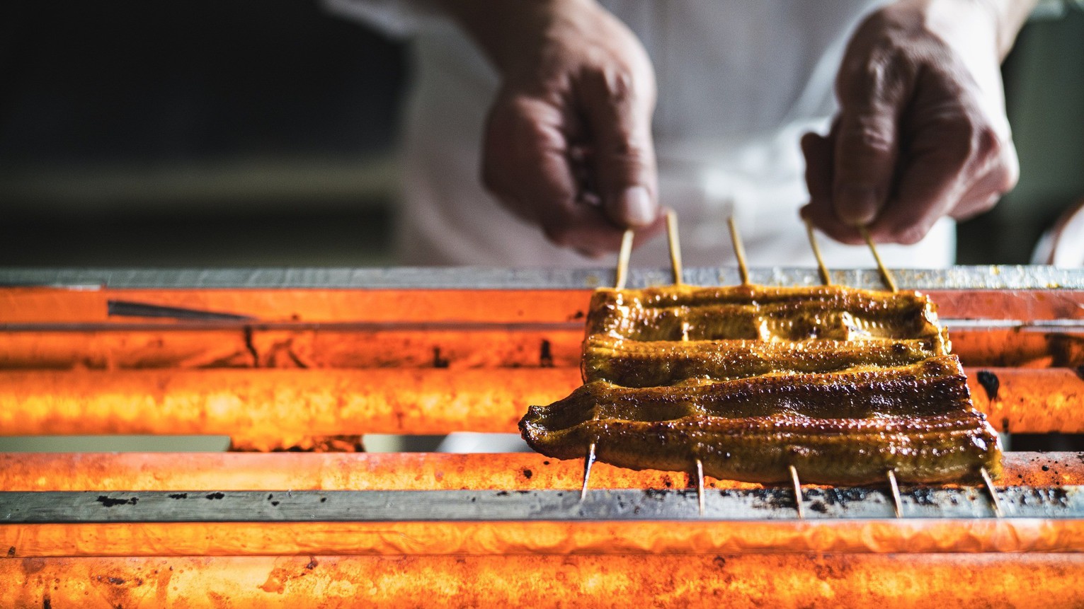 さばいてから一度焼き上げたあと、蒸してからさらに焼き上げることで、外はからりと香ばしく中身はふっくら