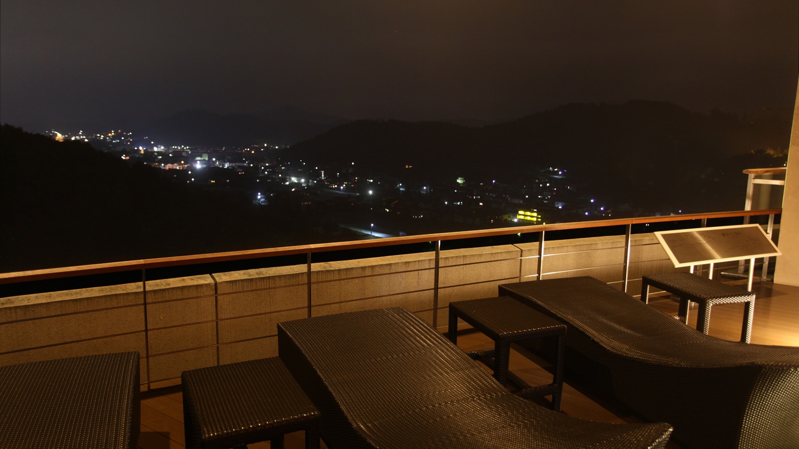 温泉棟テラスからの夜景