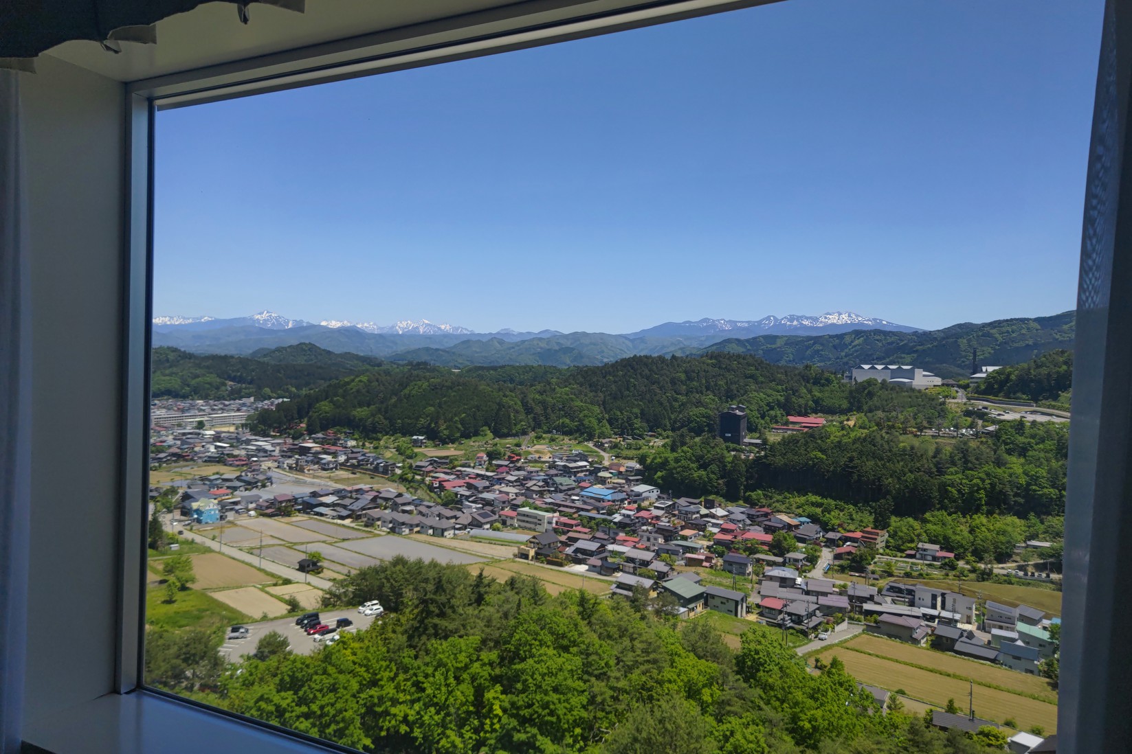 デラックスツインルームからの景色高山の街、遠くは北アルプスの山々がご覧いただけます。