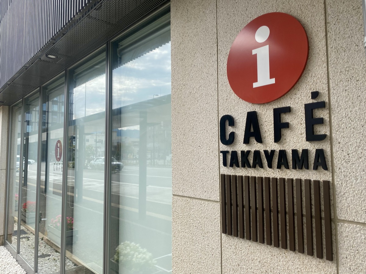 i-cafe-外観-ロゴJR高山駅の乗鞍口、宿泊前の荷物預かりは14:00までです。