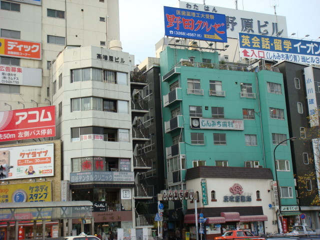 四谷見附交差点4JR四谷口交差点から見たしんみち通り