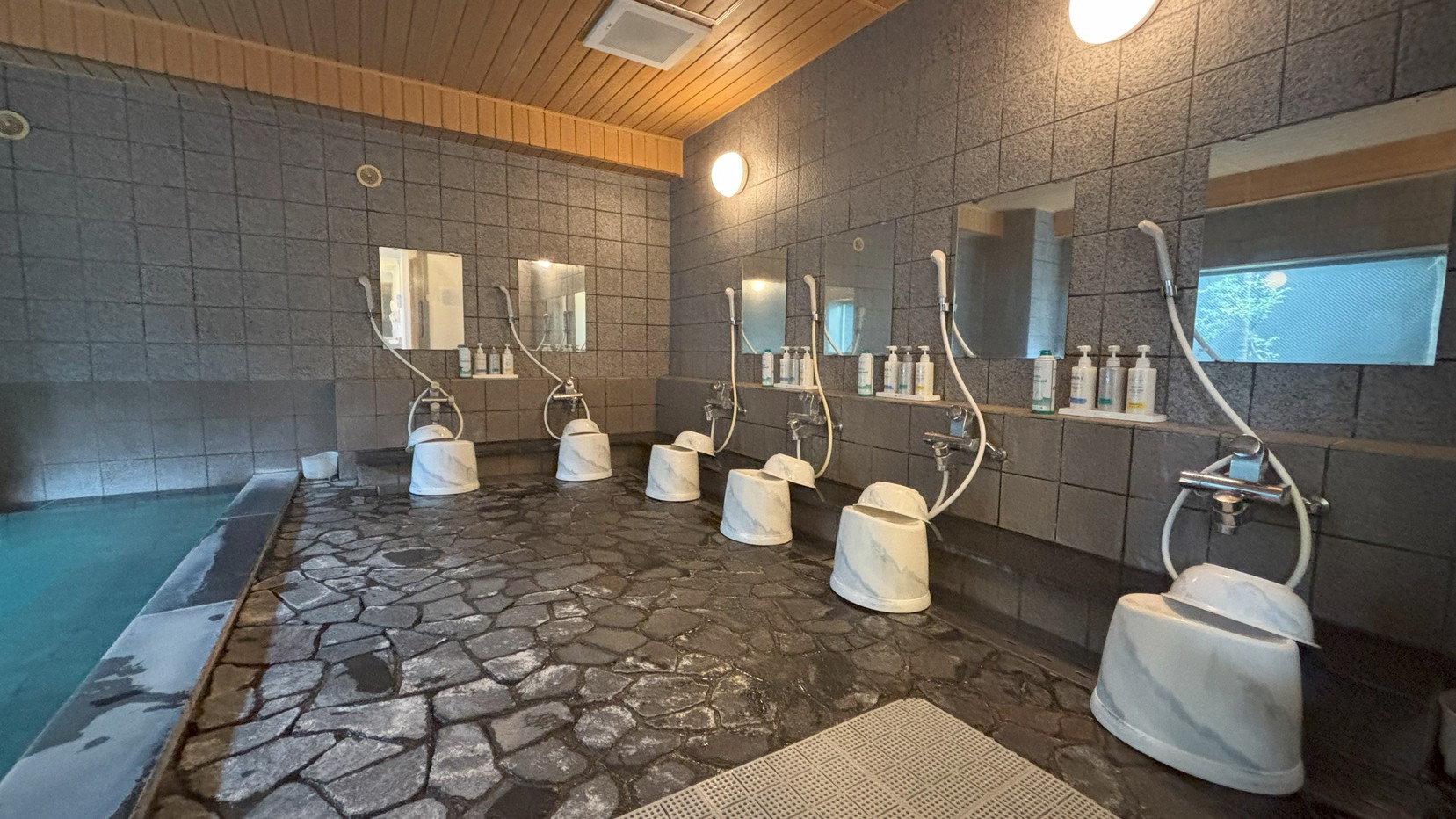 【大浴場】カランは6か所ご用意しております。